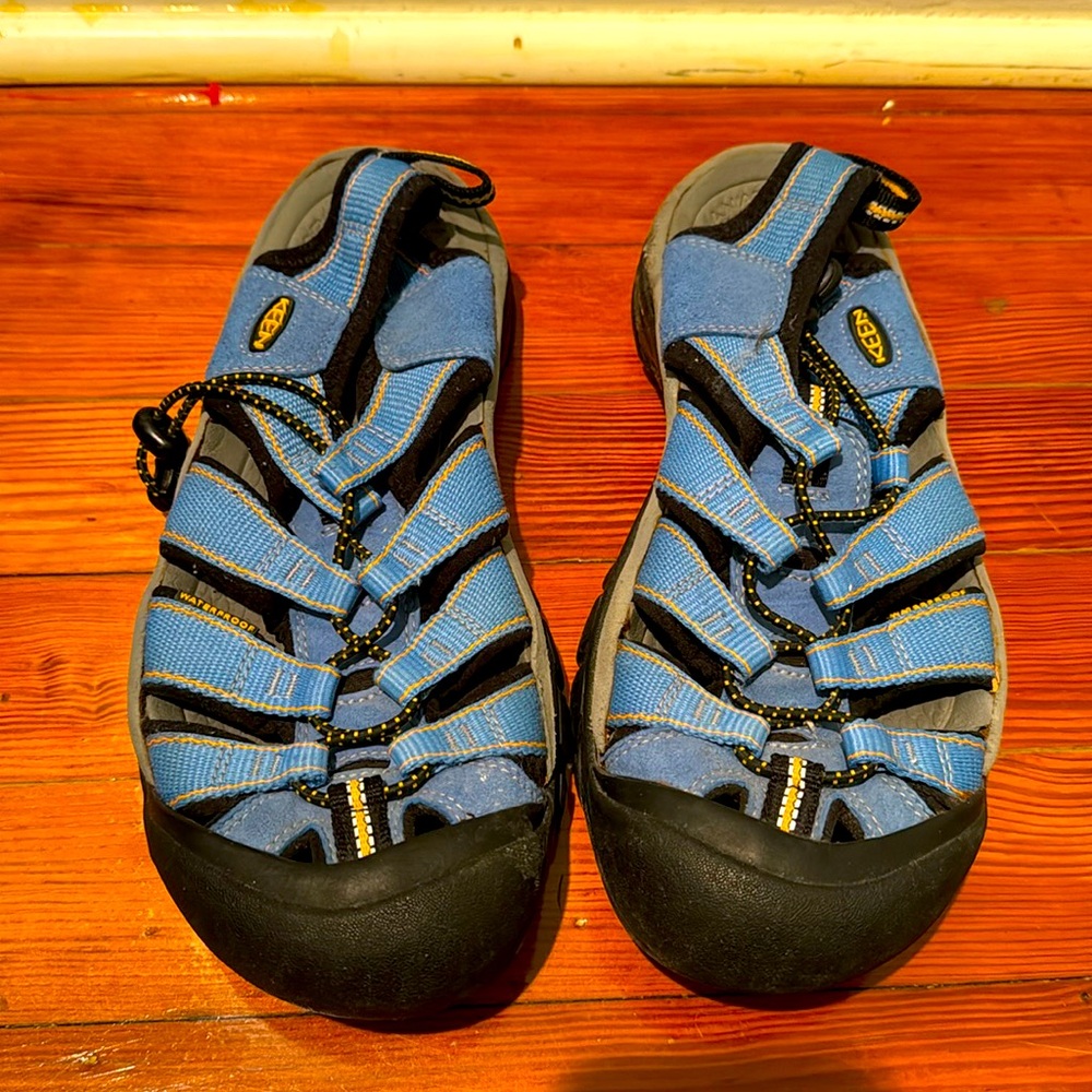 Sz 9 keens sandals light blue